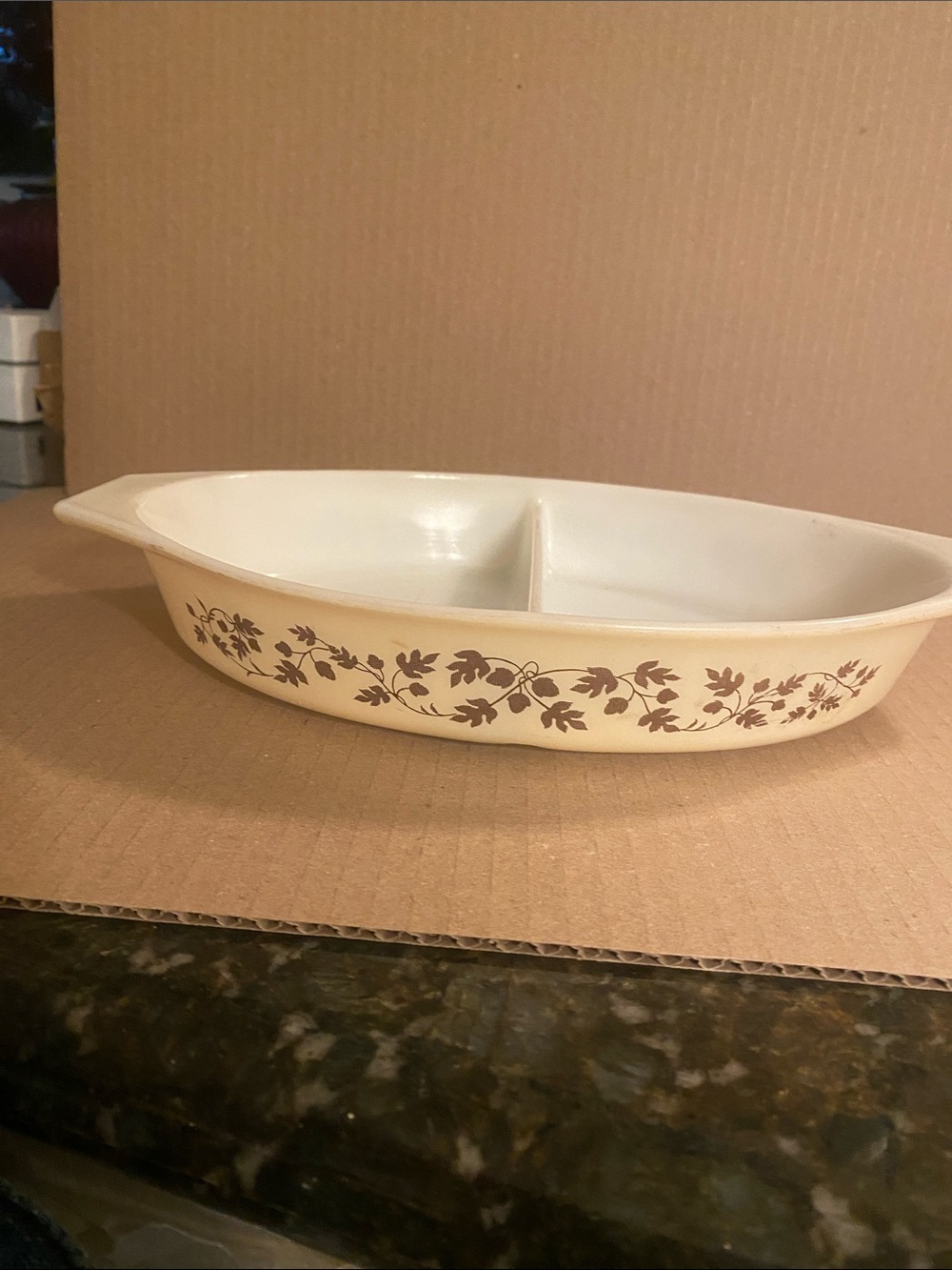 VINTAGE PYREX GOLDEN ACORN ON IVORY DIVIDED CASSEROLE DISH 1 1/2 QT